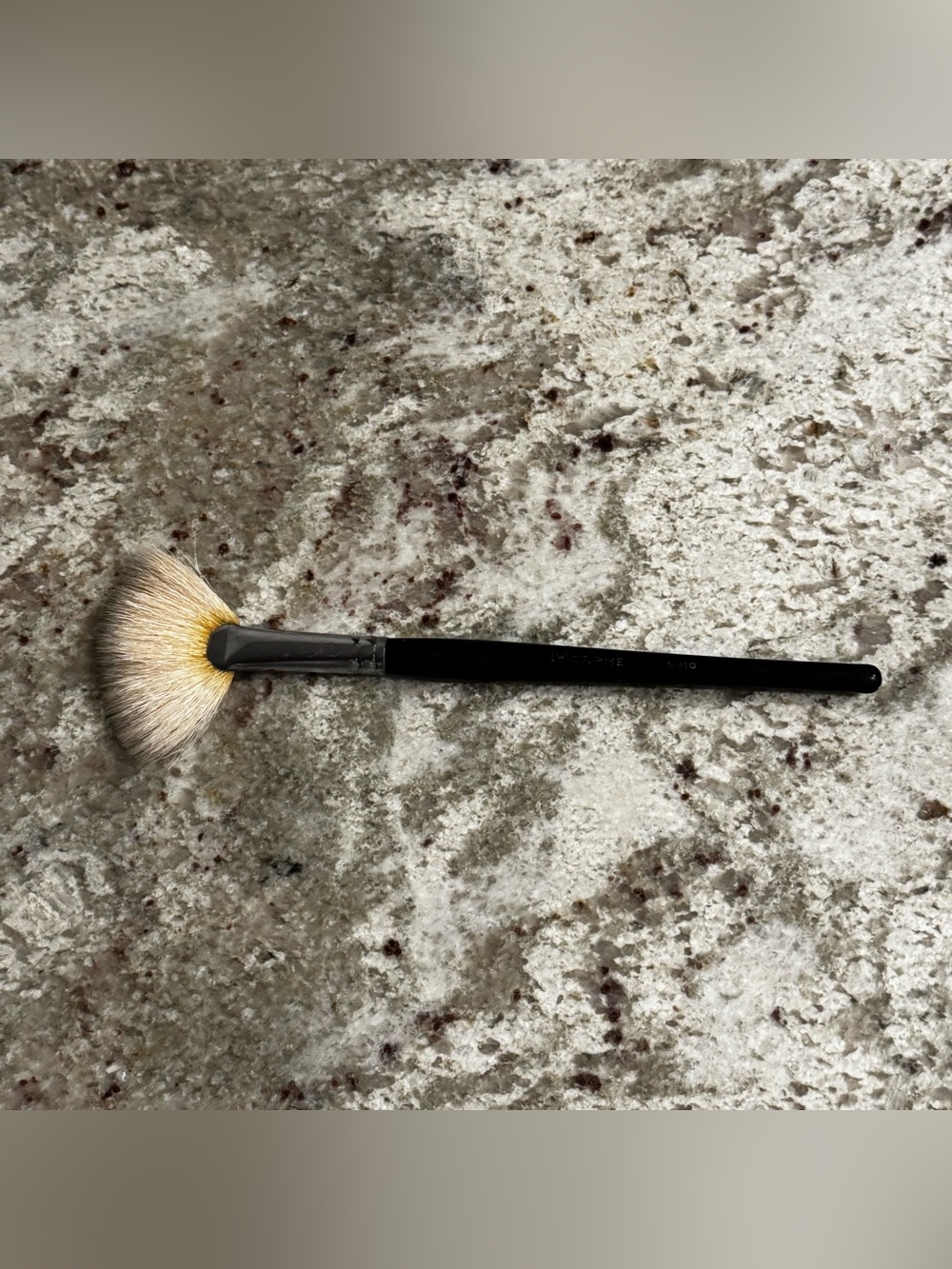 Morphe M310 Fan Makeup Brush